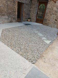 Photo montrant l'amélioration d'une cour de maison avec un passage couvert